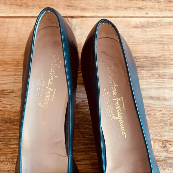 Salvatore Ferragamo—Vintage Vara Bow Heel Pumps, Double Bow (8.5 A2, Narrow) - Picture 6 of 13